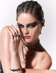 Коллекция эмоций: Обзор мерчшопа от телеканала Пятница