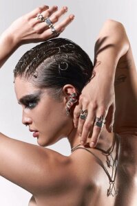 Коллекция эмоций: Обзор мерчшопа от телеканала Пятница