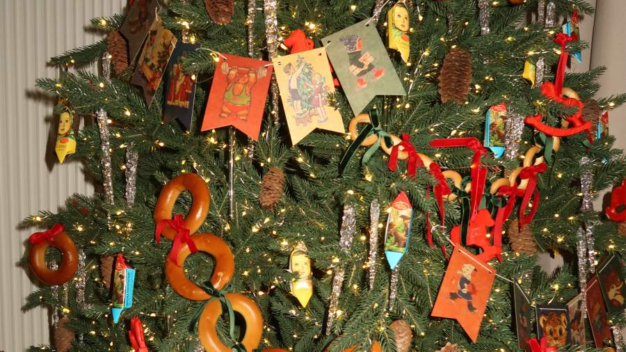 Главным трендом украшения ёлок в сезоне 2025/26, считается &laquo;русский стиль&raquo; новогоднего декора. 🎄