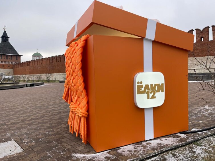 Одноклассники и &laquo;Ёлки 12&raquo; буквально засыпали города России огромными подарками — в прямом смысле слова.