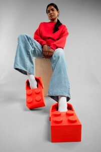 Lego и Crocs объявили о многолетнем сотрудничестве. Lego и Crocs объявили о многолетнем сотрудничестве.