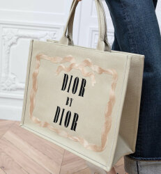 Интеллектуальная роскошь? Или аксессуары для тех у кого дома вместо книжных шкафов стелажи под коллекцию сумочек?