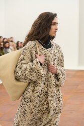 Мерч безусловно вдохновляется фэшн-тенденциями Мерч безусловно вдохновляется фэшн-тенденциями