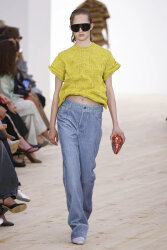 Мерч безусловно вдохновляется фэшн-тенденциями Мерч безусловно вдохновляется фэшн-тенденциями