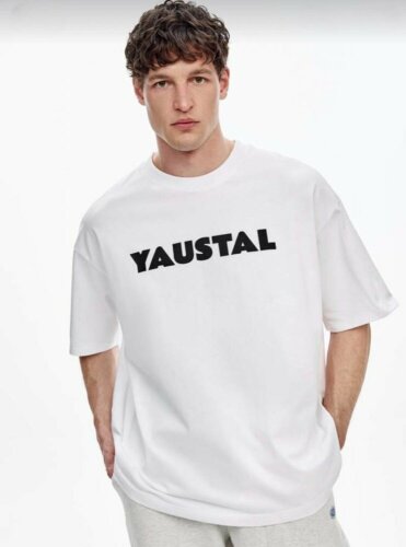 Sela дропнула коллекцию с принтом &laquo;YAUSTAL&raquo; — как юмор стал новым трендом в гардеробе