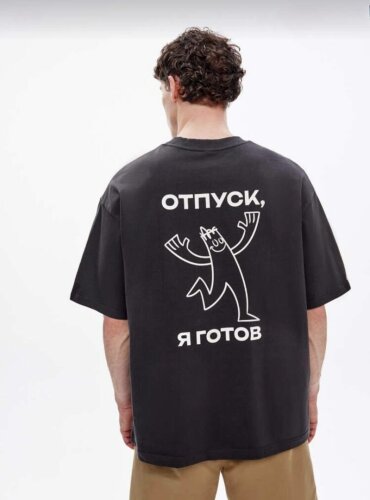 Sela дропнула коллекцию с принтом &laquo;YAUSTAL&raquo; — как юмор стал новым трендом в гардеробе